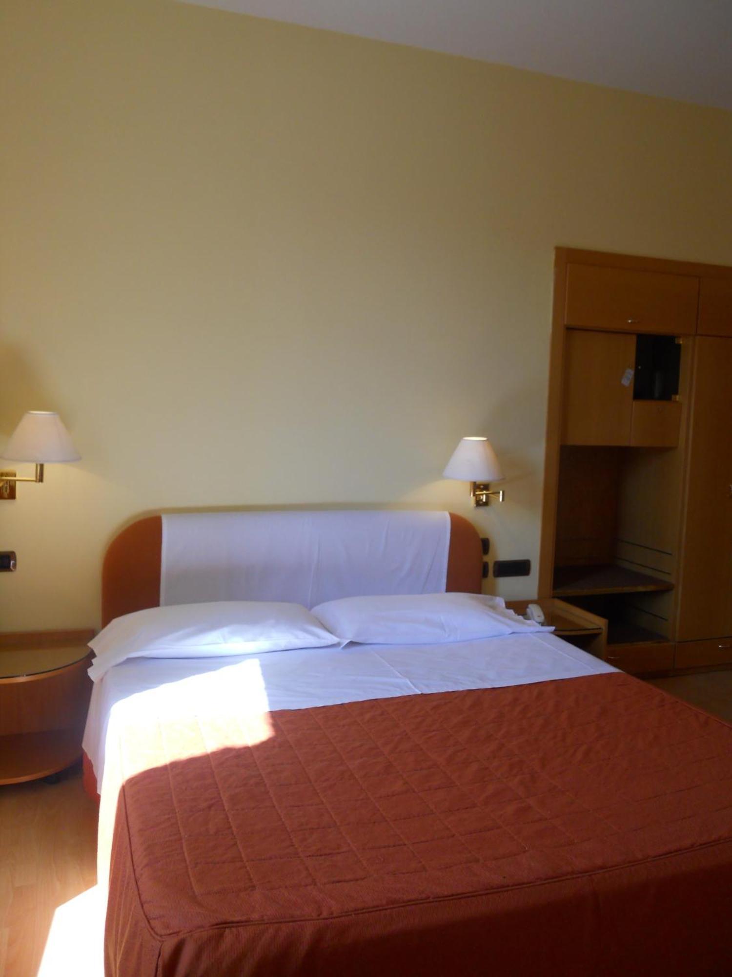 Albergo Italia อูร์บีโน ภายนอก รูปภาพ