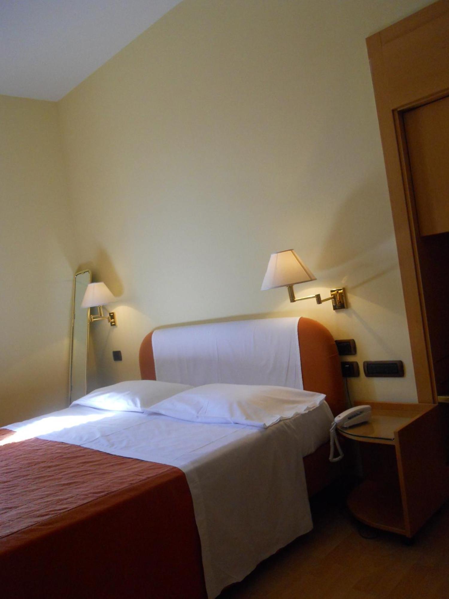 Albergo Italia อูร์บีโน ภายนอก รูปภาพ
