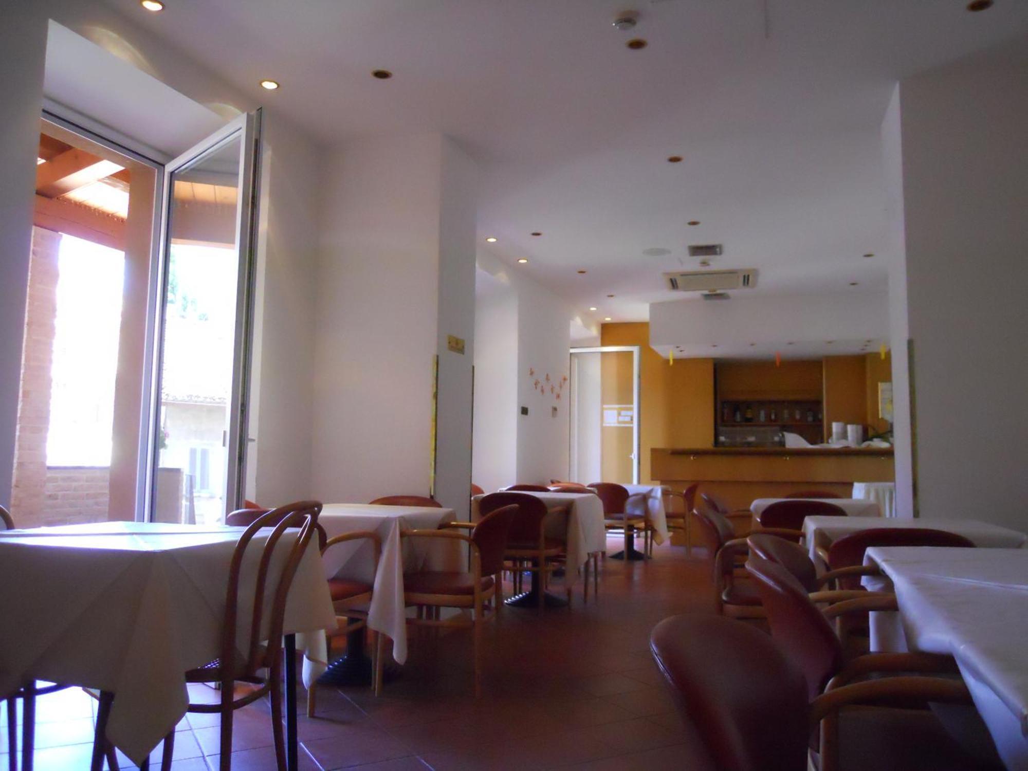 Albergo Italia อูร์บีโน ภายนอก รูปภาพ