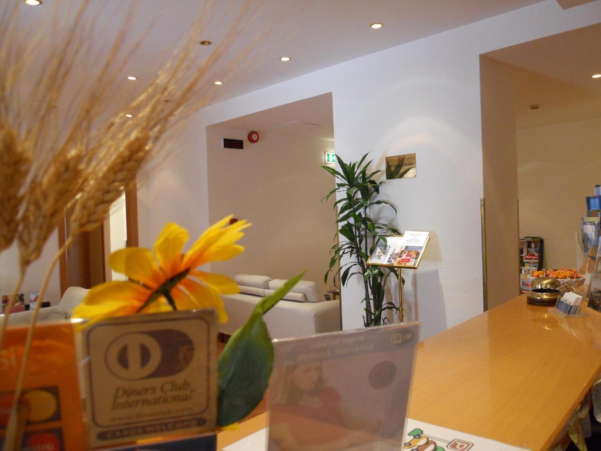 Albergo Italia อูร์บีโน ภายนอก รูปภาพ