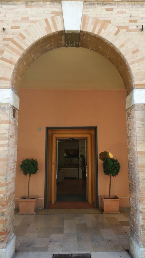 Albergo Italia อูร์บีโน ภายนอก รูปภาพ