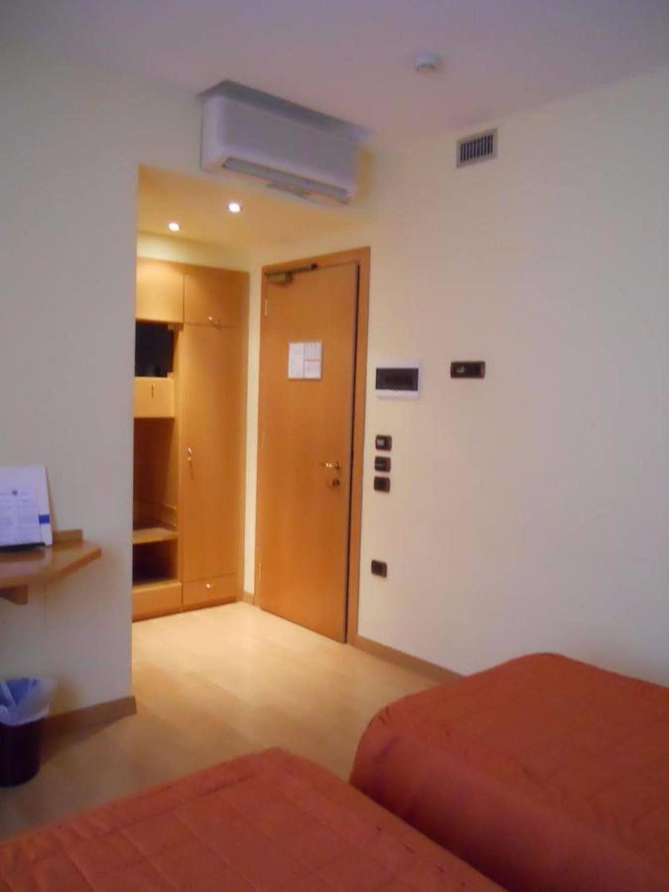 Albergo Italia อูร์บีโน ภายนอก รูปภาพ