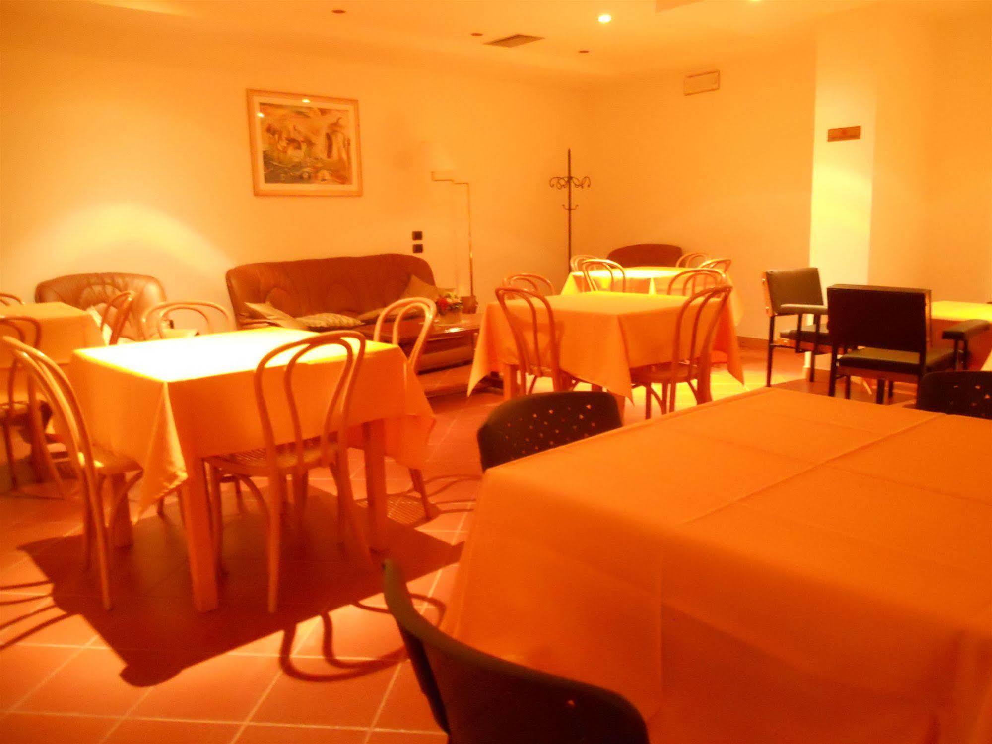 Albergo Italia อูร์บีโน ภายนอก รูปภาพ