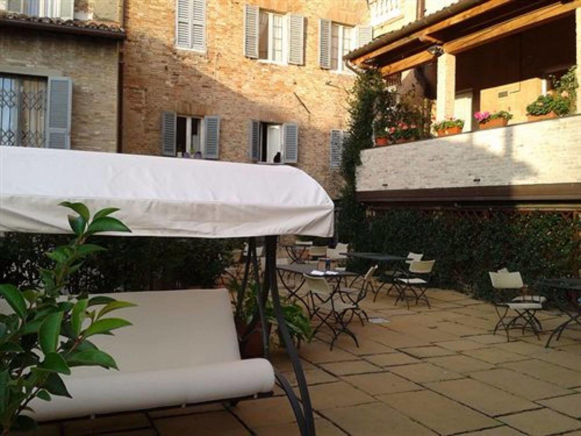 Albergo Italia อูร์บีโน ภายนอก รูปภาพ