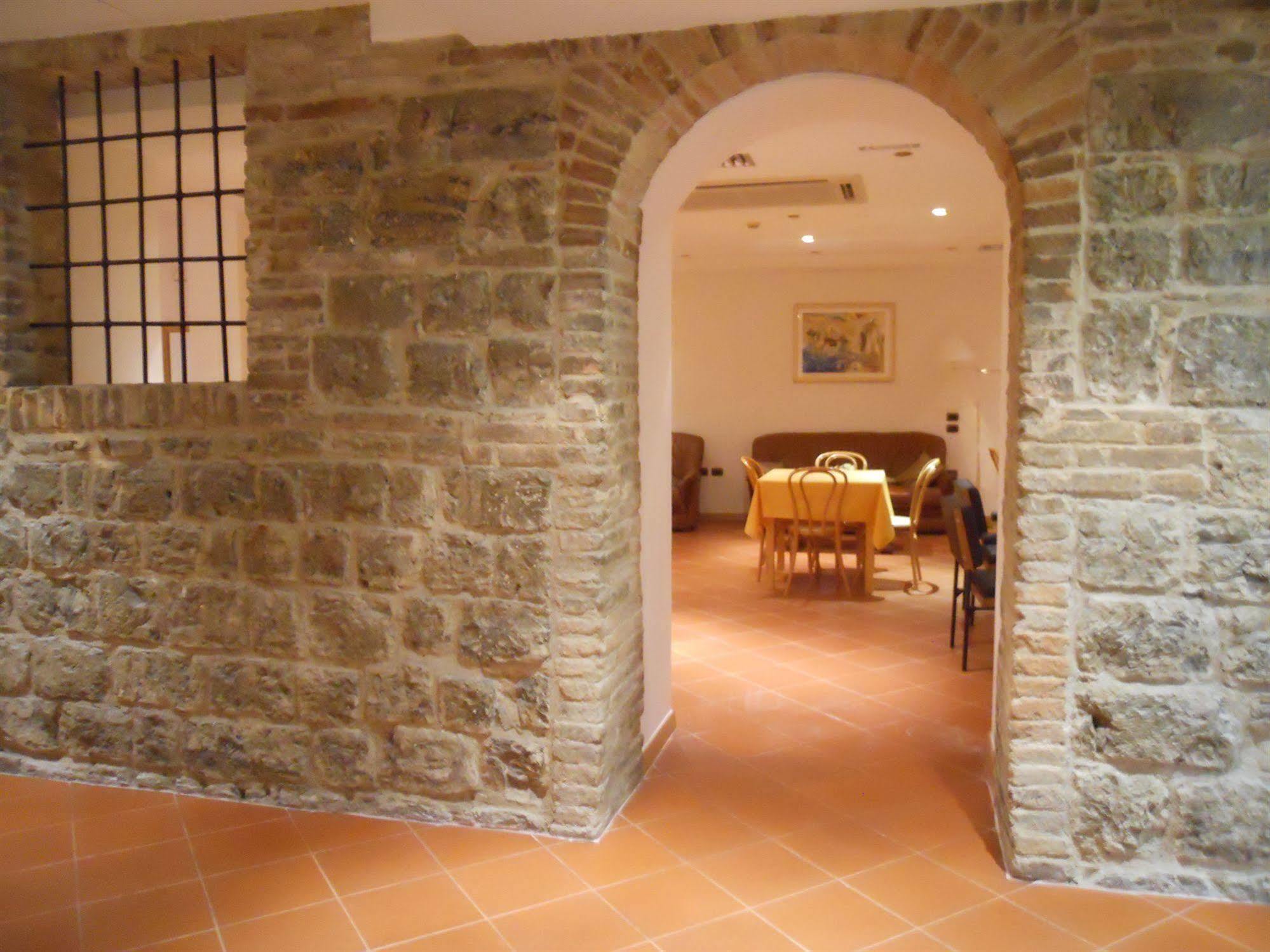 Albergo Italia อูร์บีโน ภายนอก รูปภาพ