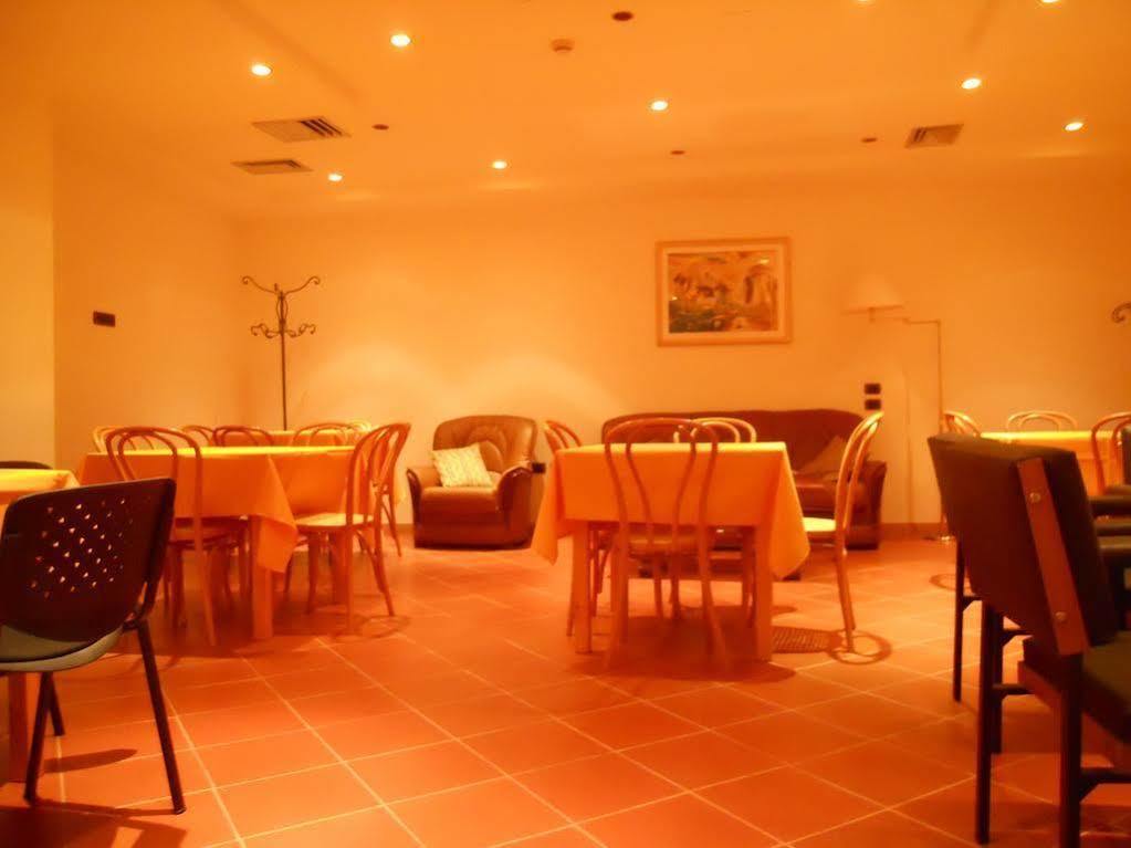 Albergo Italia อูร์บีโน ภายนอก รูปภาพ